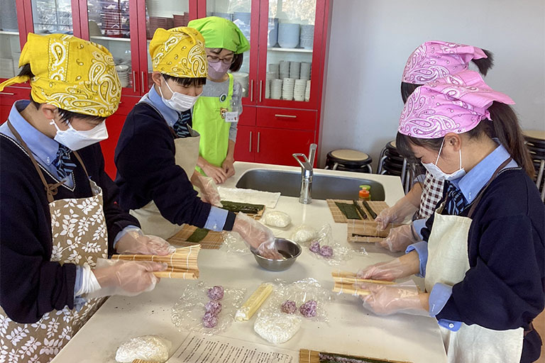 拓殖大学紅陵高等学校 調理実習の写真