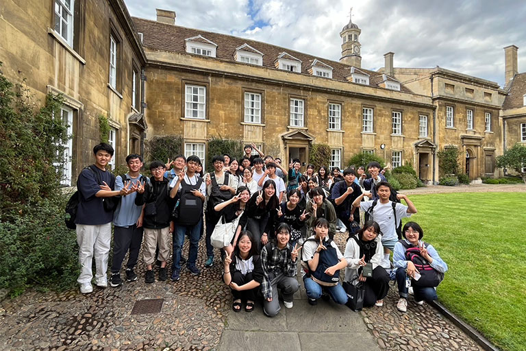 志学館中等部の集合写真