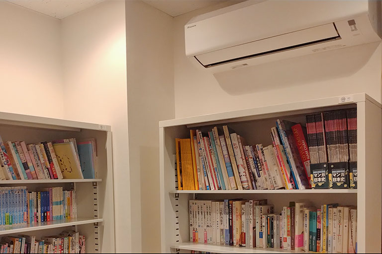 つばさインターナショナル・アカデミー 図書室の写真